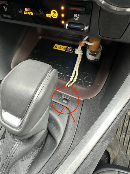 Заглушка shiftlock Toyota RAV4  2024 2.5 Гибрид 