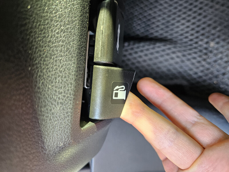 Кнопка открытия лючка бензобака Nissan Juke  2011 1.6 Бензин 