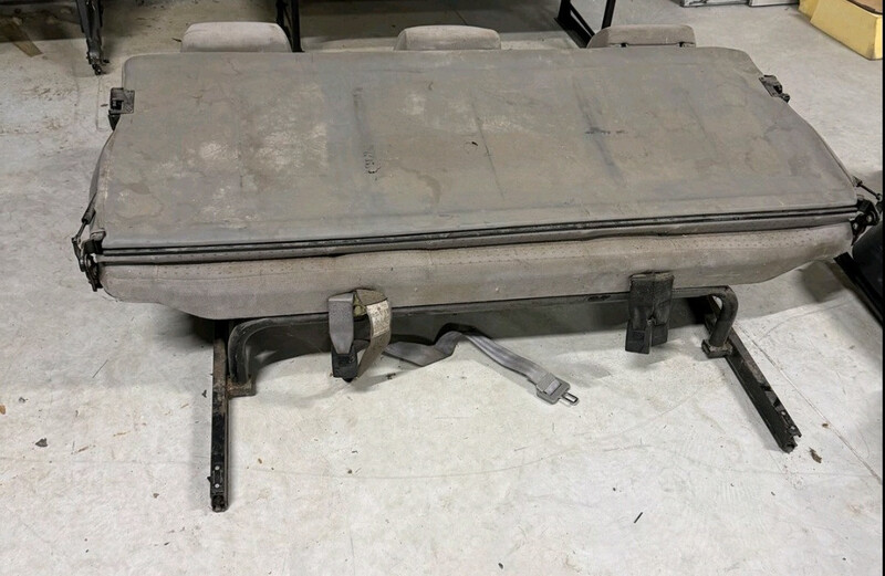 Кріплення заднього дівана Volkswagen Multivan  2001 2.5 Дизель 