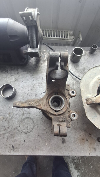 Левый передний поворотный кулак под болт Mazda 3  2003 1.6 Бензин Киев