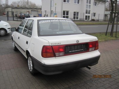 Фонари задние комплект ( с тем что на крышке багажника) Suzuki Swift  1997 1.3 Бензин Киев