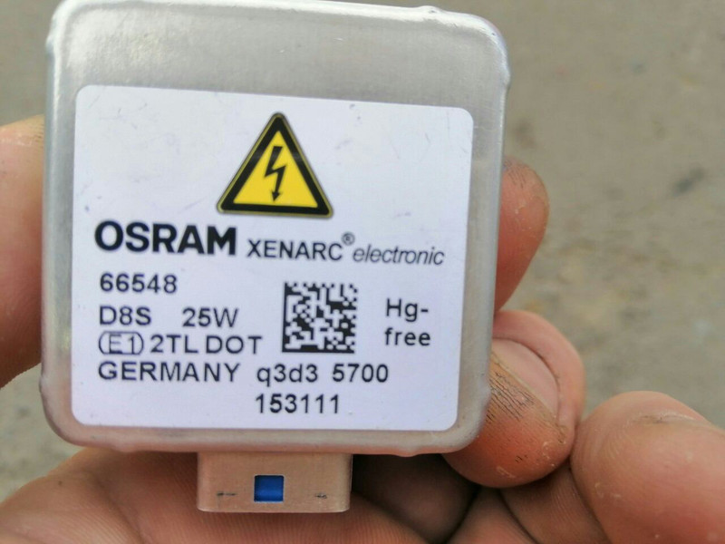 Лампа ксенон Tesla Model S 2014 г.  Ровно