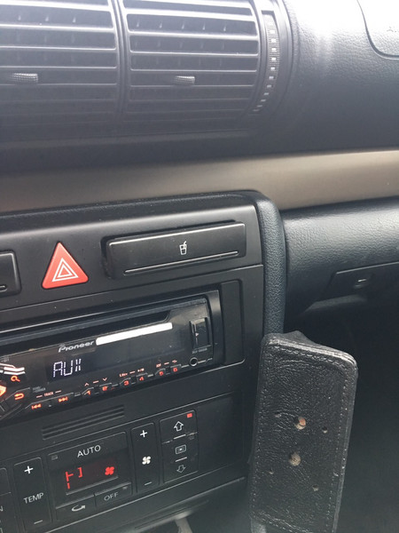 Подстаканник Audi A4 B5  2000 1.8 Бензин Сумы