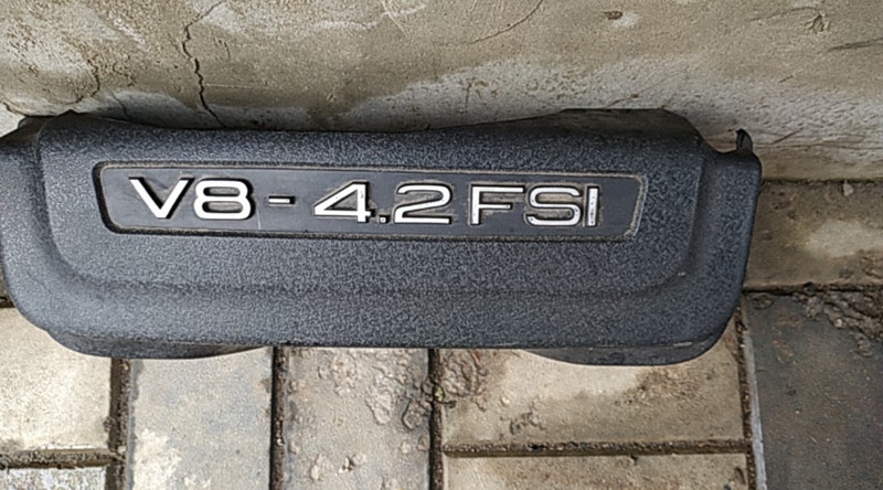 Амортизаторы капота и декор мотора Audi Q7  2006 4.2 Бензин Сумы