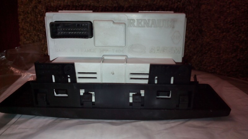 Экран навигационной системы Renault Master  2006 2.5 Дизель Меловое