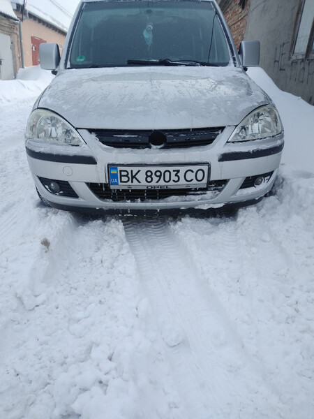 Решетка радиатора Opel Combo 2007 г.  1.4 л бензин Ровно
