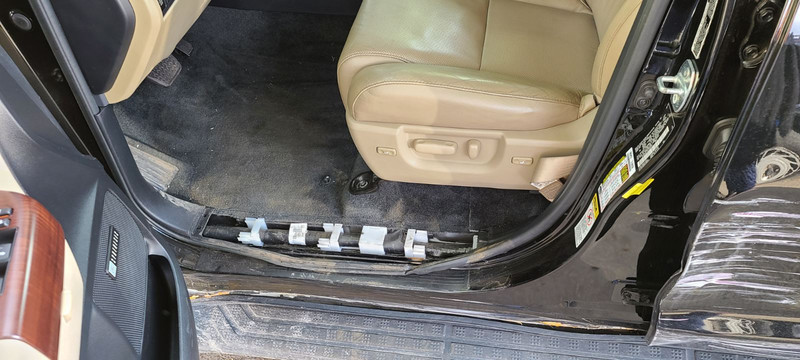 Порожек пластик водительская сторона Toyota Sequoia  2014 5.7 Бензин 