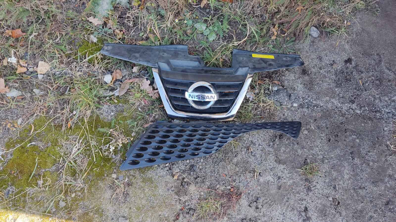 Решітка на бампер Nissan Juke  2013 хетчбек 1.6 Бензин 