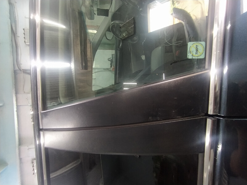 Накладку на передню праву дверку Toyota Camry 50  2012 2.0 Бензин 