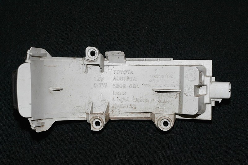 Повторитель поворота в зеркале левый 81740-02020   Toyota Auris