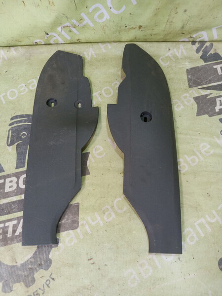 Пластикові накладки консолі з підлокітником (рестайл) Ford Focus 2  2006 універсал 1.8 Бензин 