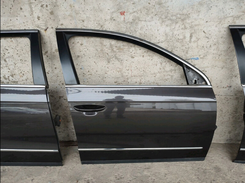 Прав дверка передня Volkswagen Passat B6  2008 универсал 2.0 Дизель Луцк