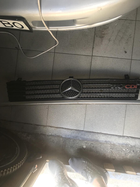Передняя решетка радиатора Mercedes-Benz Vito  2001 2.2 Дизель Киев