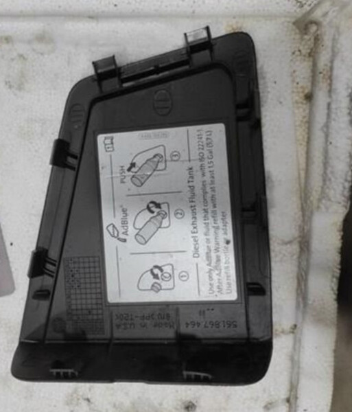 Крышка adblue Volkswagen Passat B7 2012 г.  2.0 л дизель Полтава