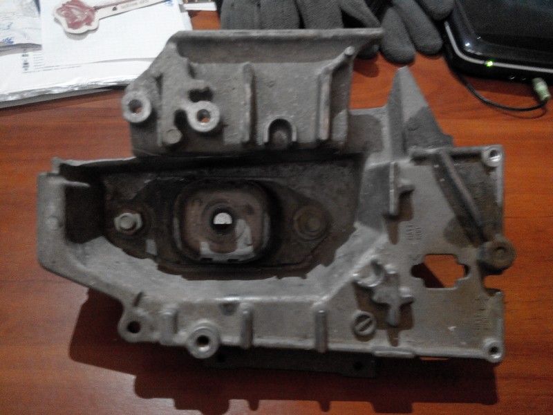 Крепление коробки с подушкой левое Nissan Tiida Se 2006 1.6 Бензин Одесса