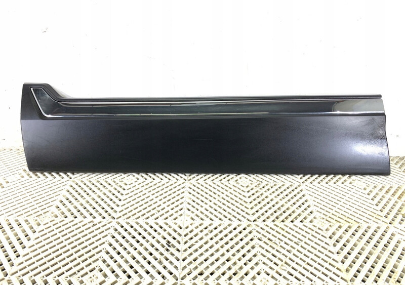 Накладка нижняя водительской двери с хром вставкой Honda CR-V 5  2018 1.5 Бензин Киев