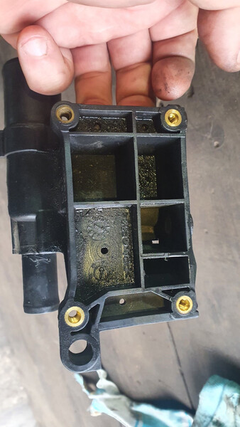 Кришка термостату Ford Focus  2011 2.0 Бензин 