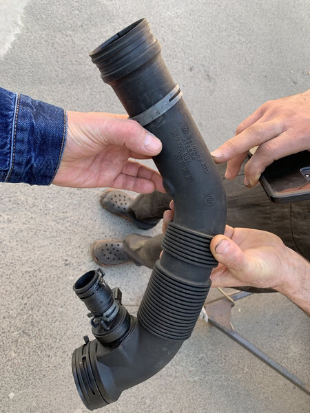 Патрубок воздушного фильтра с датчиком Volkswagen Golf Plus  2007 хетчбек 1.6 Бензин 