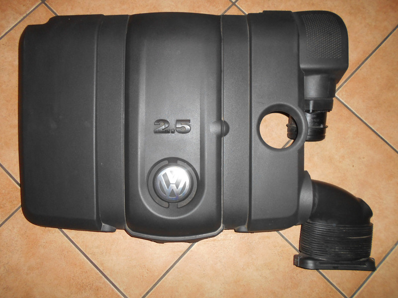 Крышка двигателя 07K129601J   Volkswagen Jetta