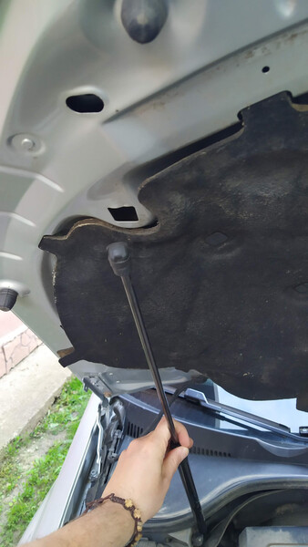 Фіксотор капота Volkswagen Golf  2012 хэтчбек 1.6 Дизель Тлумач