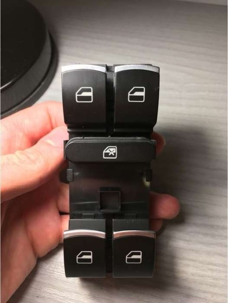 Кнопка стеклоподъемника Volkswagen Tiguan  2012 20.0 Дизель Кременчуг