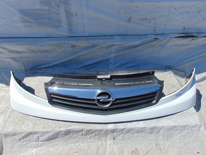 Решетка радиатора Opel Vivaro 2012 г.  2.0 л дизель Львов