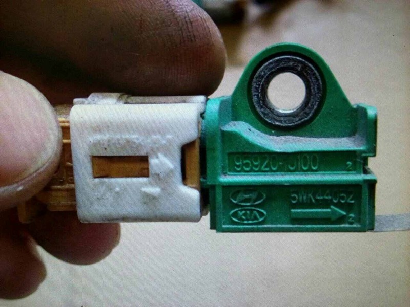 Передний датчик удара с фишкой 95920-1j100 Hyundai i20  2010 хетчбек 111.0 Бензин 