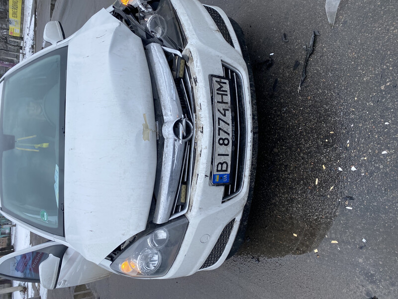 Капот в белом цвете Opel Astra  2010 универсал 1.7 Дизель Кременчуг