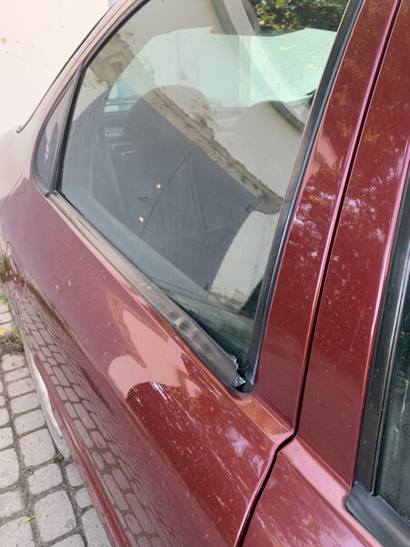 Уплотнители двери все 4 (зовнішній нижній біля скла) Ford Mondeo 2  1998 1.8 Бензин 