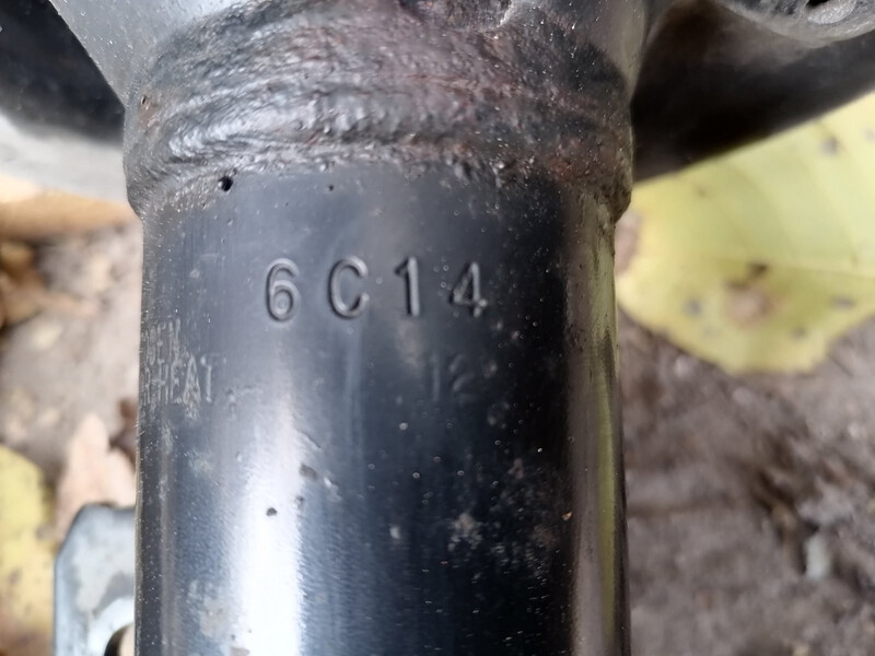 Амортизатор передній правий Toyota Camry 55  2016 2.5 Бензин 