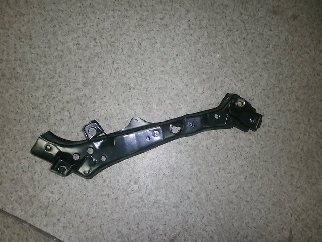 Кронштейн радиатора верхний правый 5320212490   Toyota Corolla