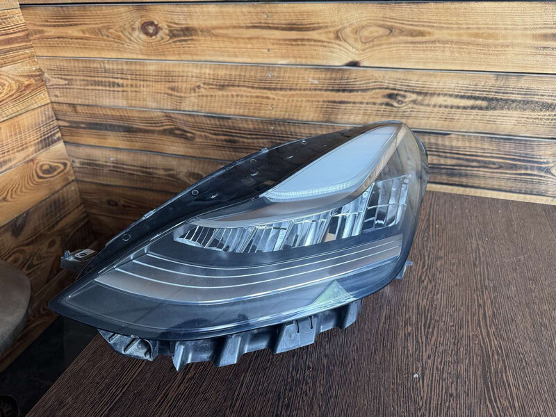 Фара права без лінзи Tesla Model Y хетчбек 2021 р.