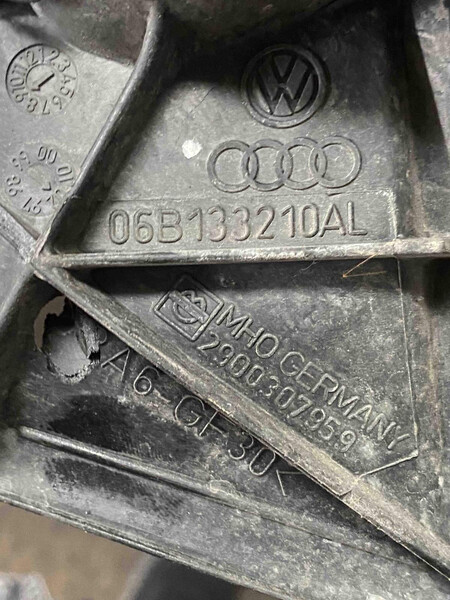 Впускной коллектор пластиковый Audi A4 B6  2003 1.6 Бензин 