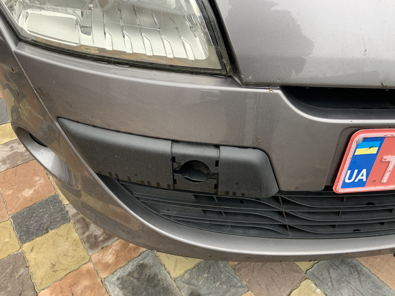 Заглушка переднего бампера Renault Megane 3  2010 универсал 1.5 Дизель Дубно