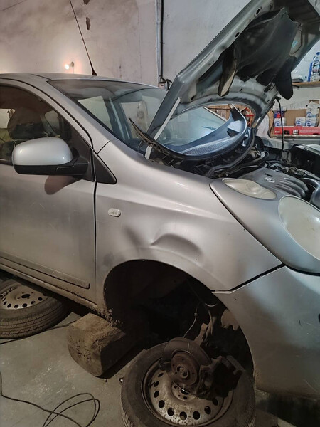 Крило переднє справа саме сіре Nissan Note E11 универсал 2006 г.  1.6 л бензин Одесса