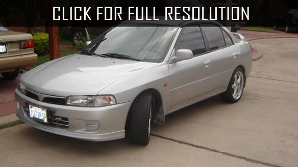 Капот Mitsubishi Lancer 1996 г.  1.3 л бензин Киев