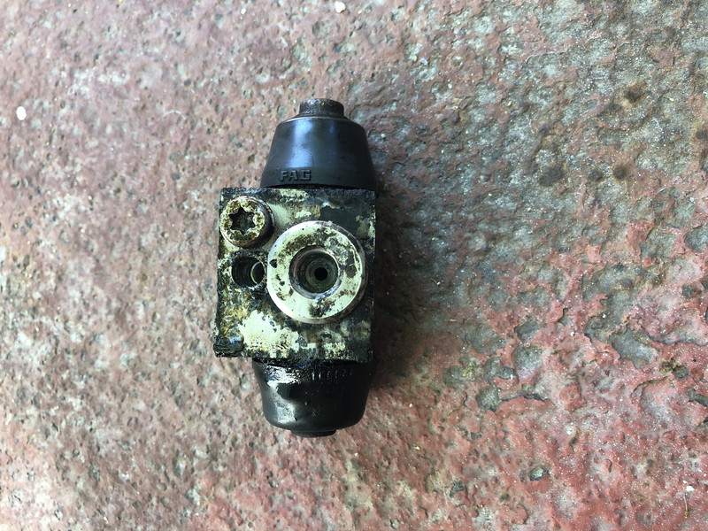 Задний тормозной цилиндр Volkswagen Jetta 5  2010 2.5 Бензин Бровары