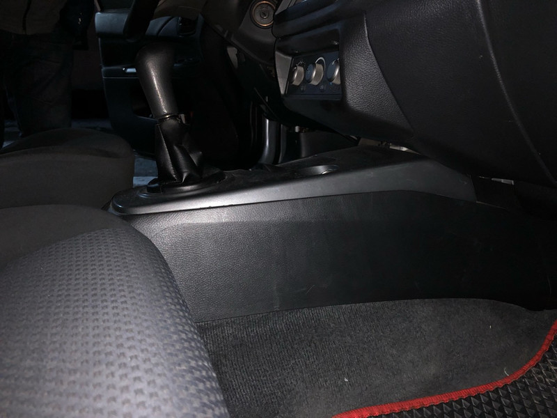 Центральная консоль с подлокотником Mitsubishi Lancer 9  2007 1.6 Бензин Днепр