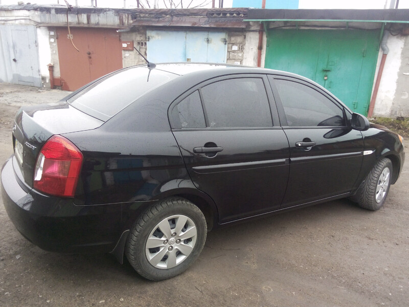 Заднє скло Hyundai Accent  2010 1.4 Бензин 