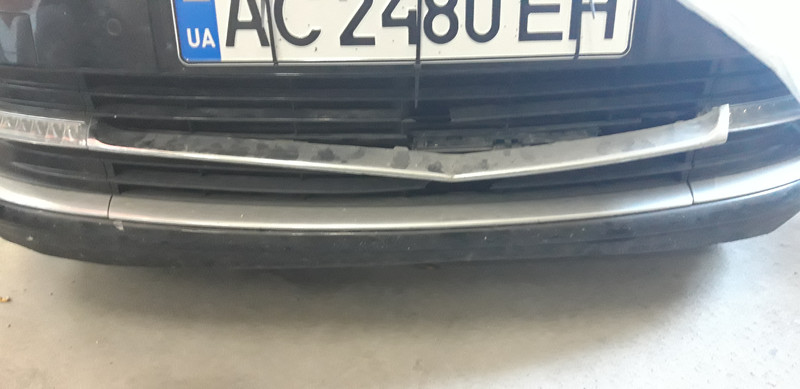 Решетка переднего бампера 622549048R   Renault Grand Scenic, Renault Scenic