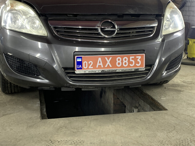 Губа переднего бампера Opel Zafira B  2009 универсал 1.8 Бензин Винница