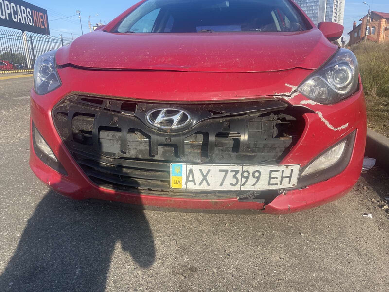 Решетка бампера Hyundai i30 хэтчбек 2012 г.  1.6 л бензин Винница