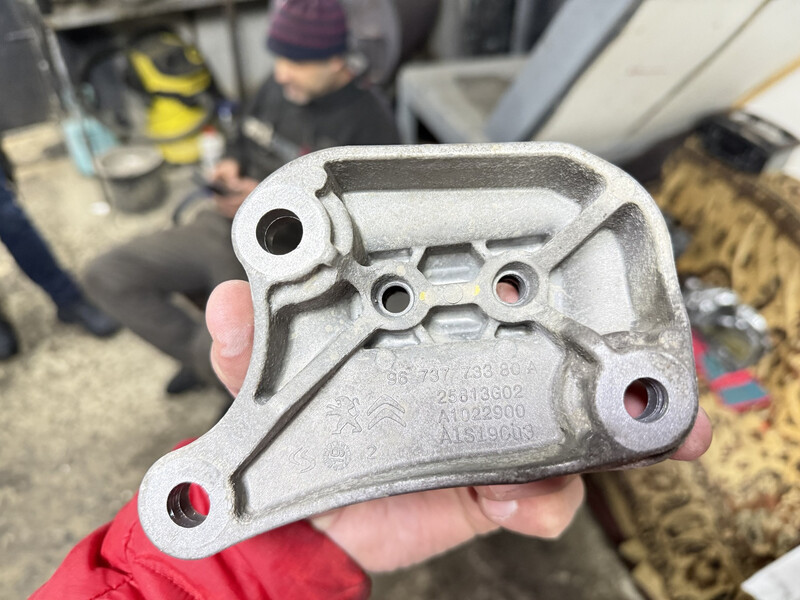 Кронштейн (лапа) опоры коробки передач Opel Vivaro  2021  Дизель Ивано-Франковск