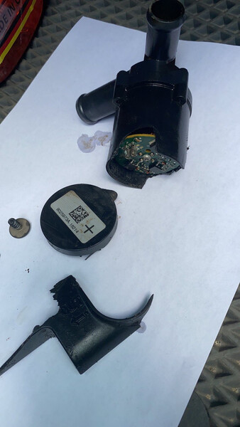 Водяной насос 9025973A   Skoda Octavia A7, Volkswagen Golf