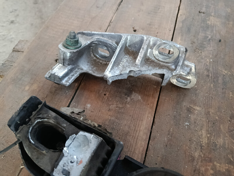 Подушка двигателя правая, кронштейн Volkswagen Sharan  2003 универсал 1.9 Дизель Ровно