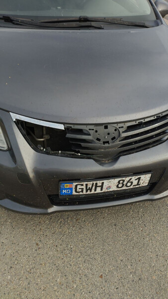 Решітка радіатора Toyota Avensis  2010 2.0 Бензин 