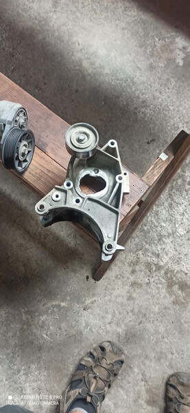 Кронштейн генератора с промежуточным шкивом Land Rover Range Rover P38 универсал 2001 г.  4.6 л бензин Тересва