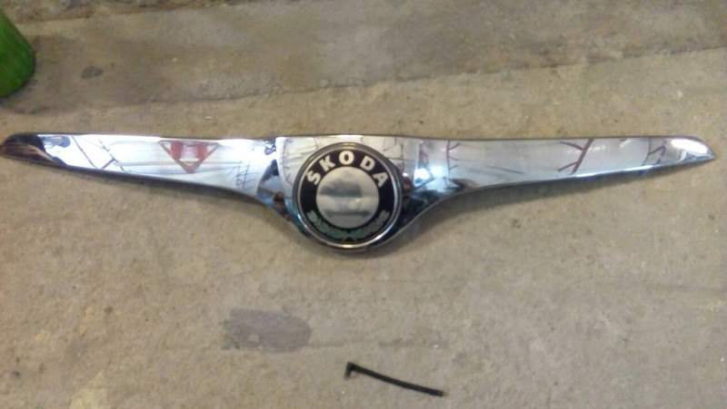 Молдинг капота 5J0853661B   Skoda Fabia