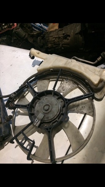 Подкрилки, дифузор вентилятора Toyota Yaris  2007 хетчбек 1.3 Бензин Рівне