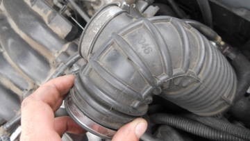 Гофрированный патрубок между воздушным фильтром и дроссельной заслонкой Land Rover Freelander  2005 2.5 Бензин Киев